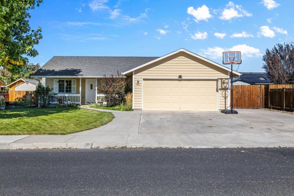 Photo of 955 NE Mahogany Street 1 of 1