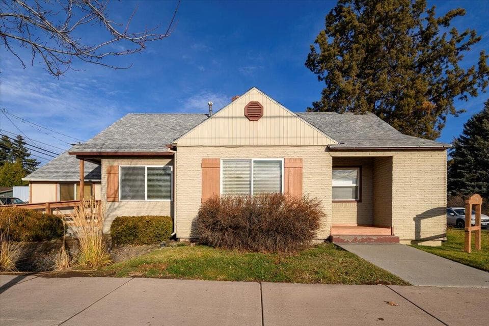 Photo of 1005 SW Glacier Avenue 1 of 1