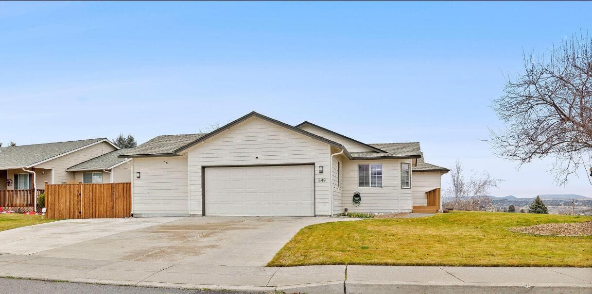 Photo of 549 NE Begonia Street 1 of 1