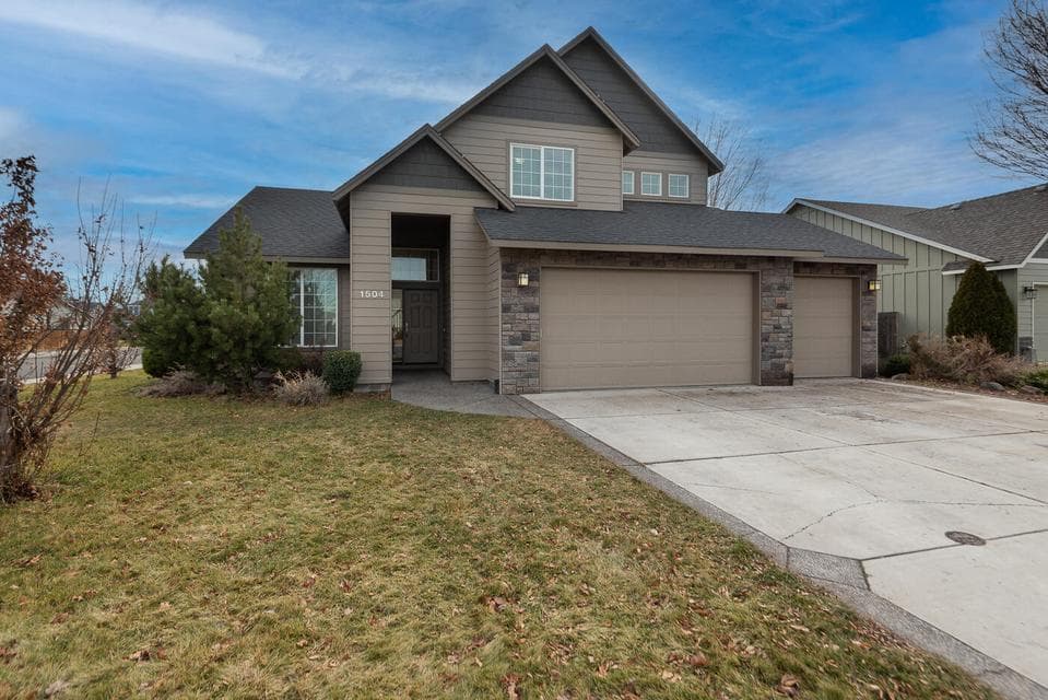 Photo of 1504 NW Teakwood Lane 1 of 1