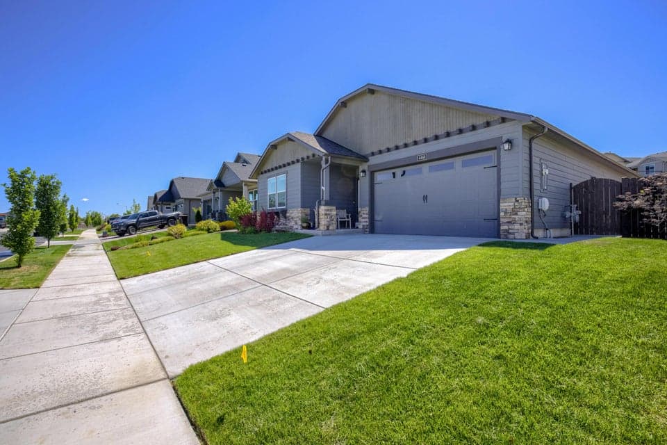 Photo of 4468 SW Majestic Avenue 1 of 1