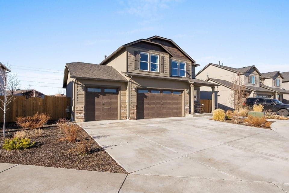 Photo of 980 NW Teak Court 1 of 1