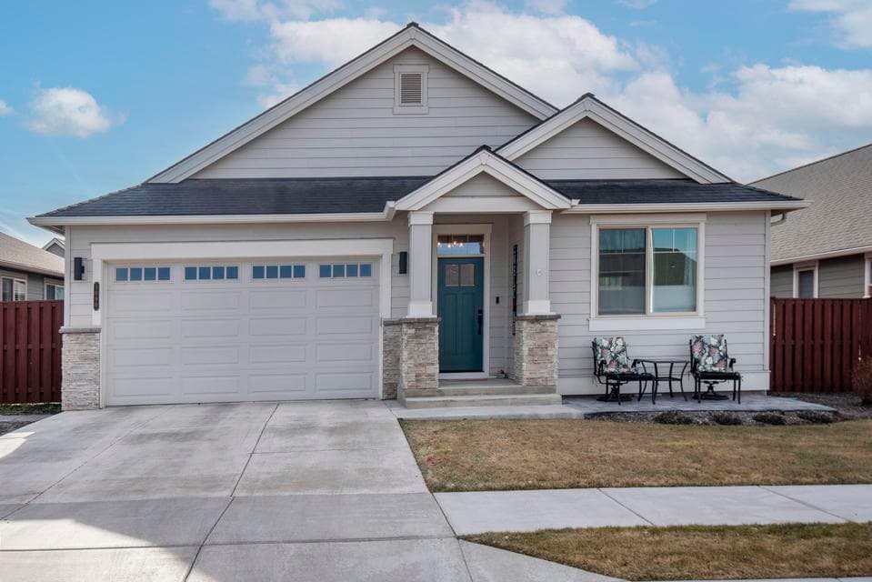 Photo of 1090 NE Henry Drive 1 of 1