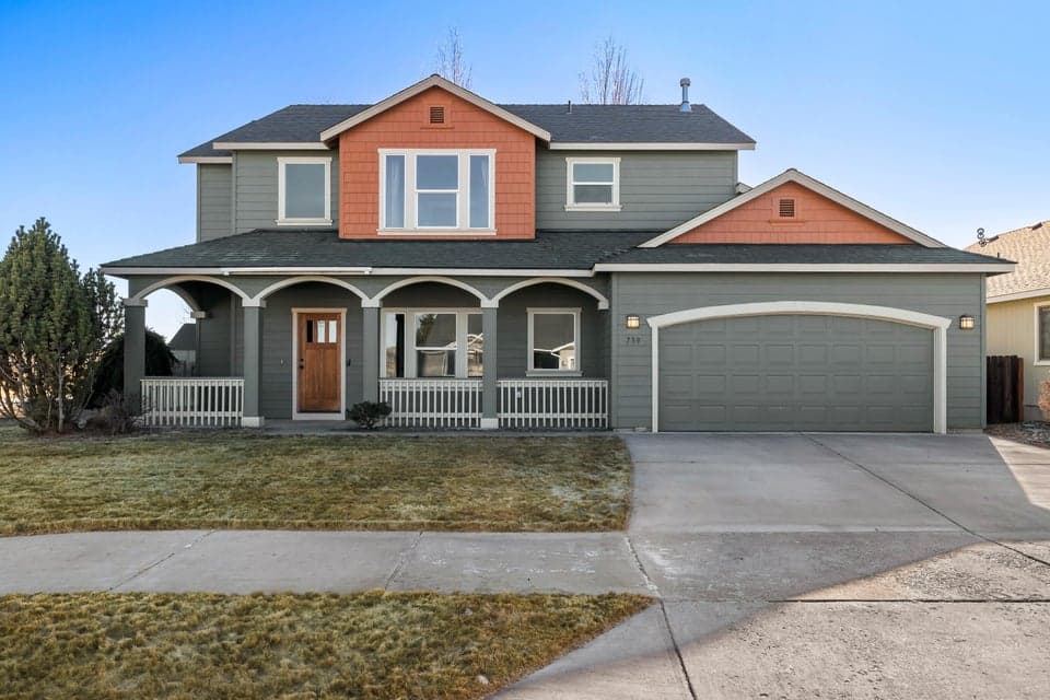 Photo of 739 NE Marigold Street 1 of 1