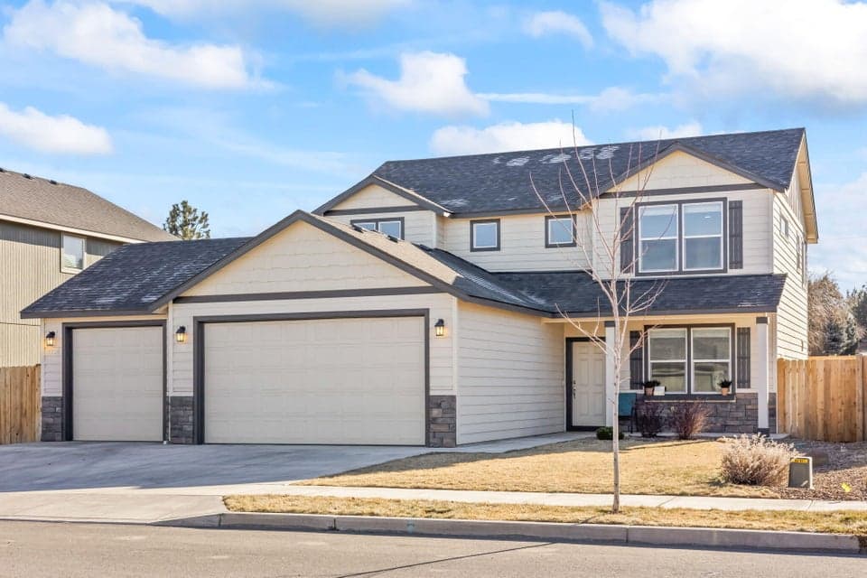 Photo of 3794 SW Pumice Stone Avenue 1 of 1