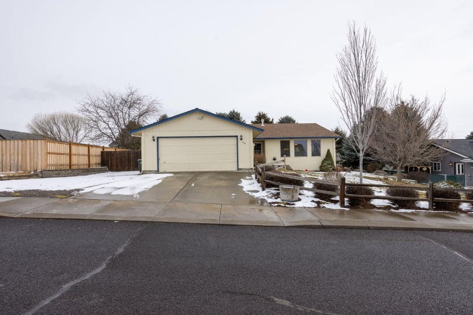 Photo of 323 NE Hillcrest Street 1 of 1