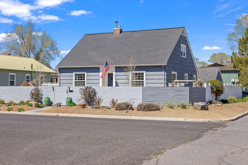 Photo of 993 NE 2nd Street 1 of 1