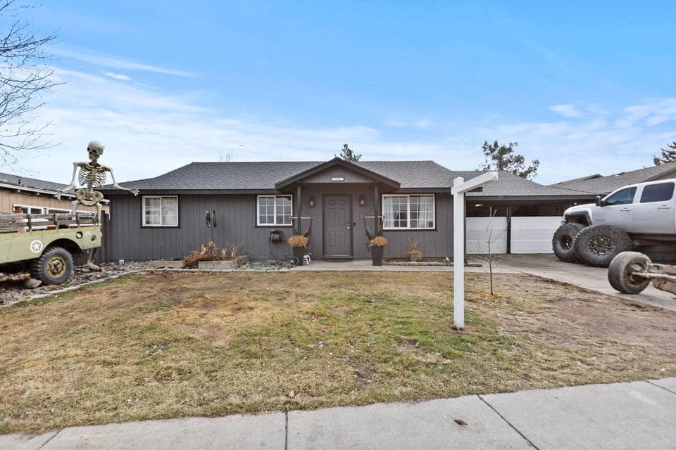 Photo of 3430 SW Reindeer Avenue 1 of 1