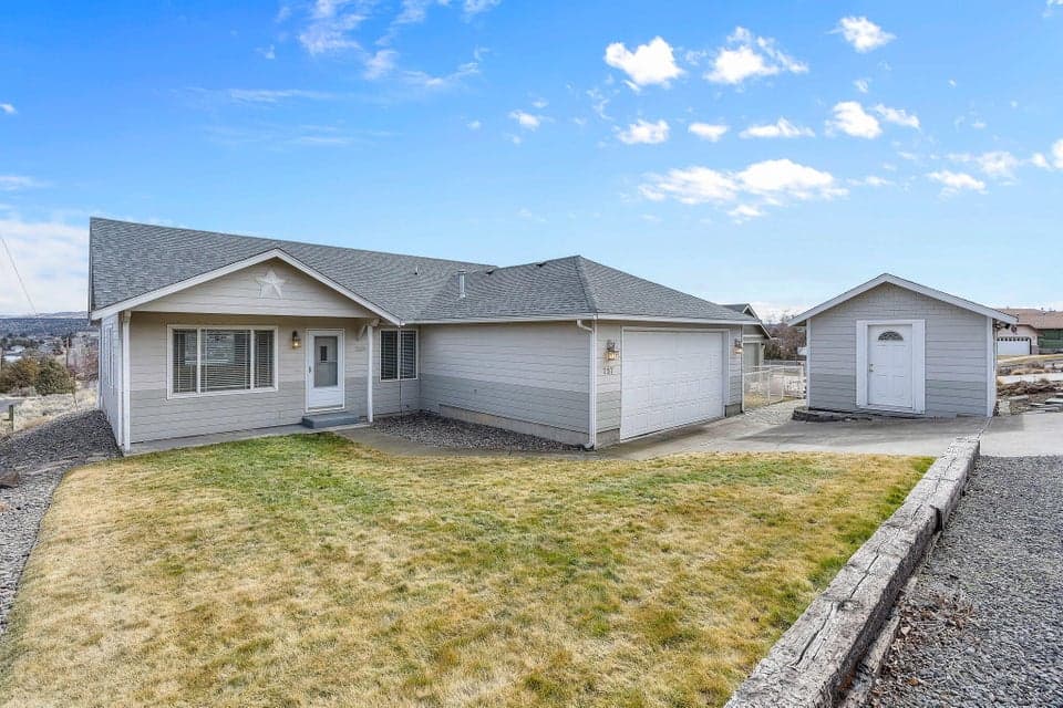Photo of 757 SW Sunrise Street 1 of 1