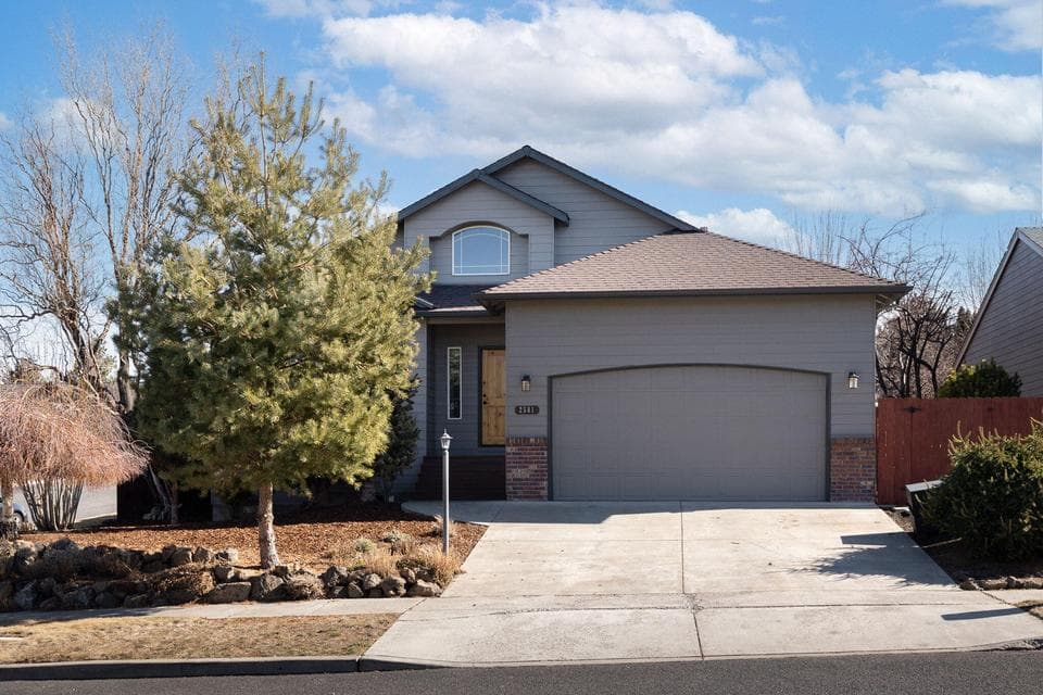 Photo of 2581 NE Lynda Lane 1 of 1