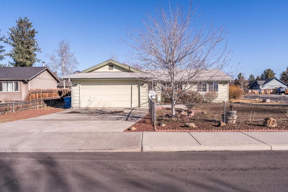 Photo of 2803 SW Quartz Avenue 1 of 1