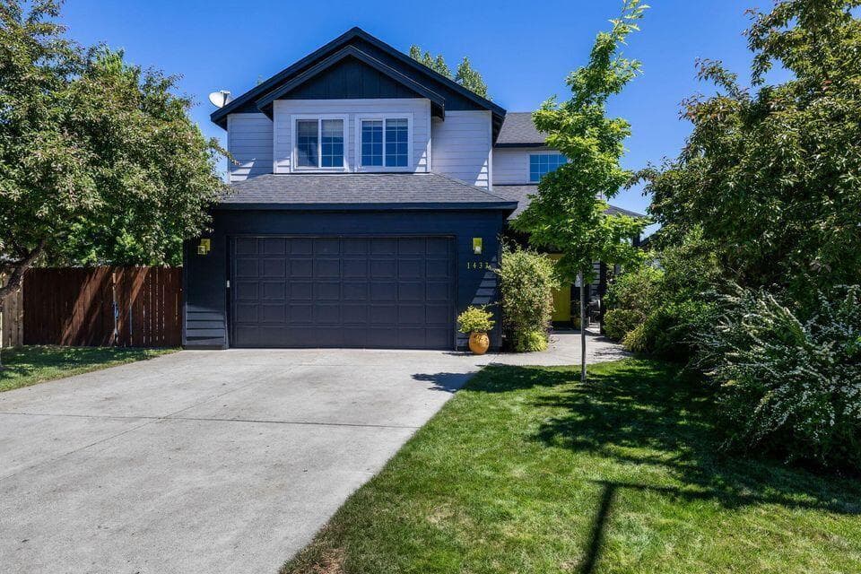 Photo of 1433 NW Spruce Court 1 of 1