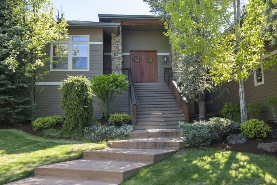 Photo of 1010 NW Yosemite Drive 1 of 1