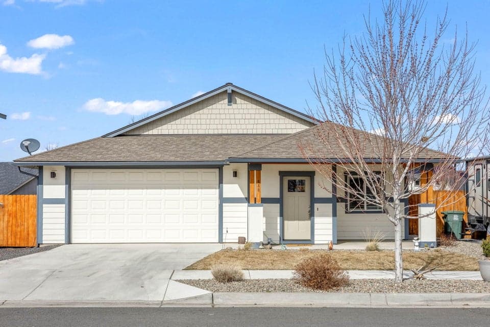 Photo of 686 NE Begonia Street 1 of 1