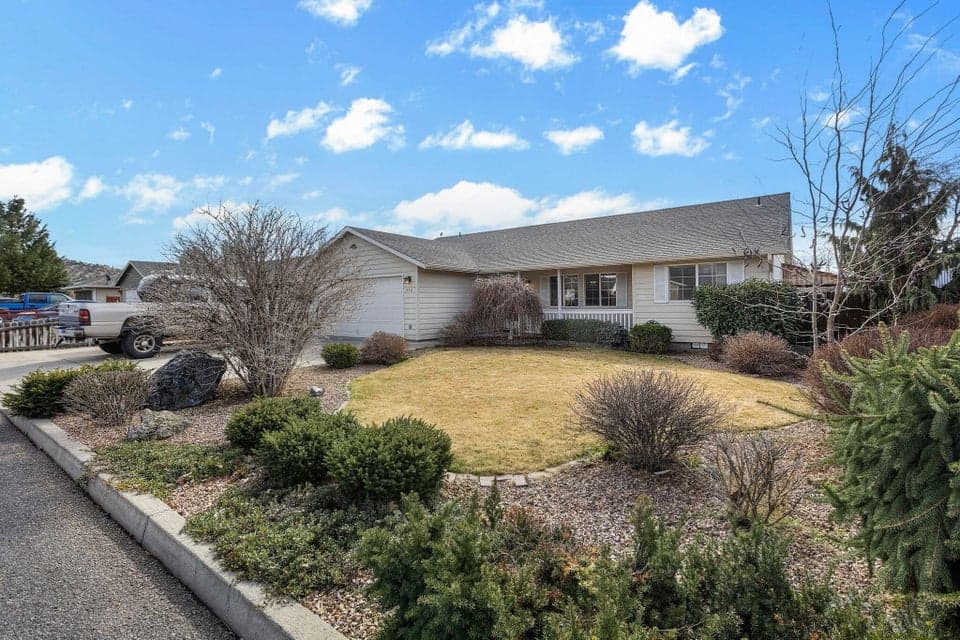 Photo of 952 NE Mahogany Street 1 of 1