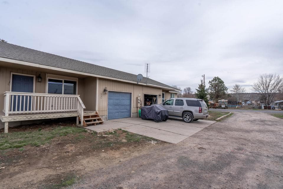 Photo of 935 NW Cains Road 1 of 1