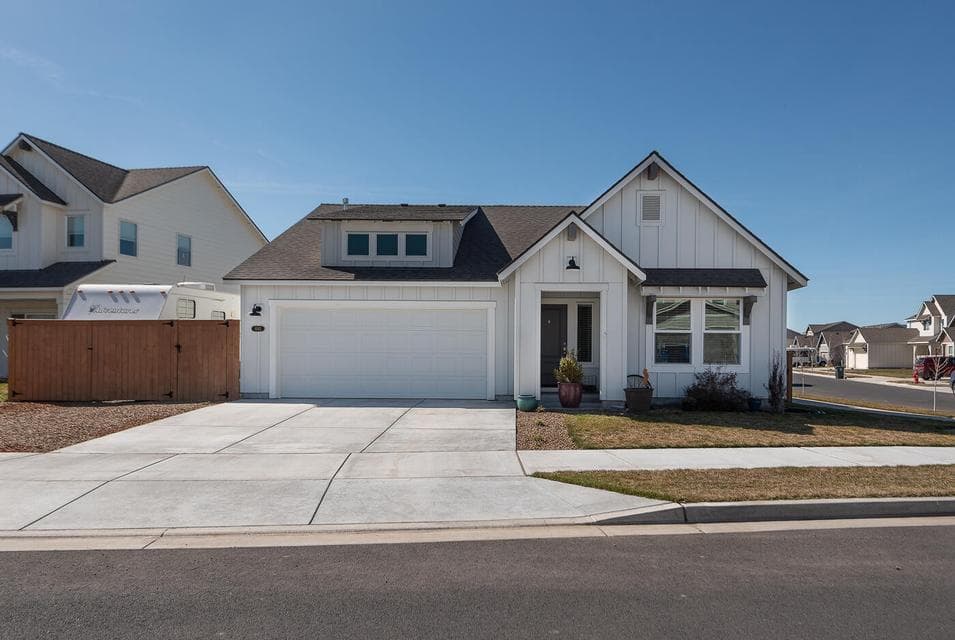 Photo of 1142 NW Willow Parkway Road 1 of 1