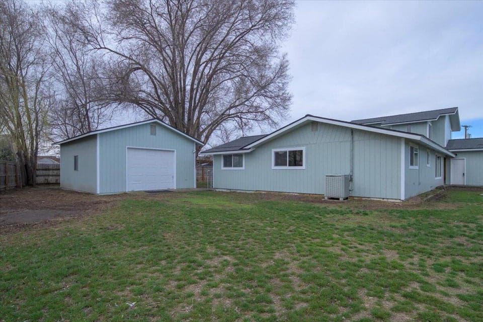 Photo of 1043 NW Golf Course Drive 1 of 1
