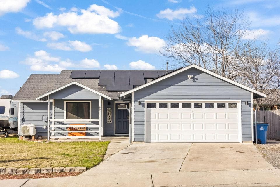 Photo of 903 NE Snowberry Street 1 of 1