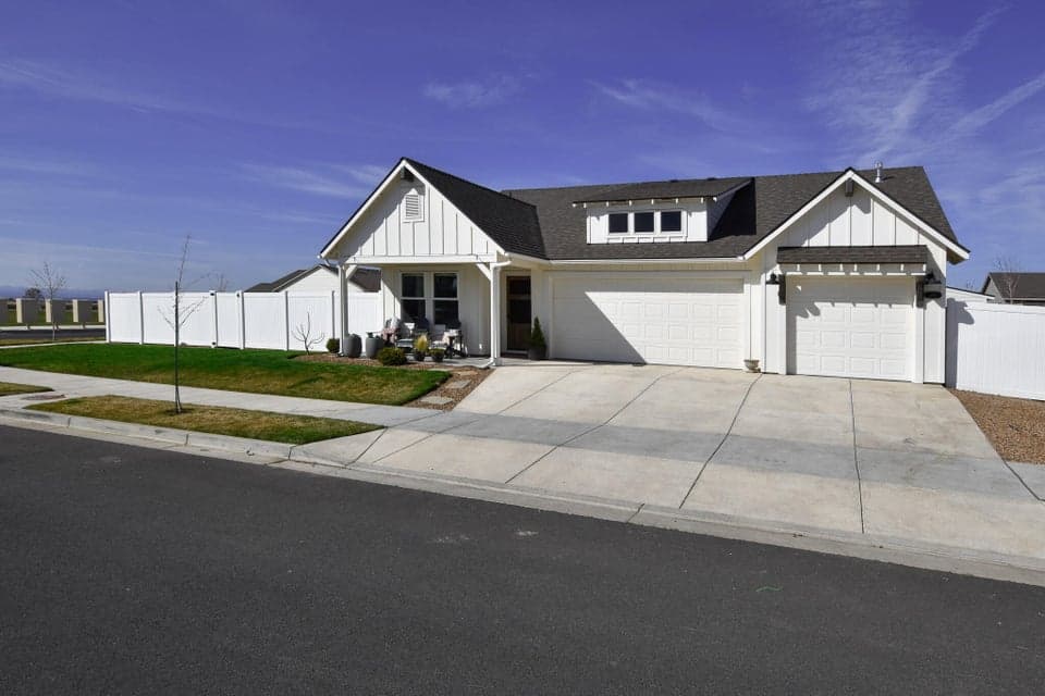 Photo of 366 NW Double Eagle Avenue 1 of 1