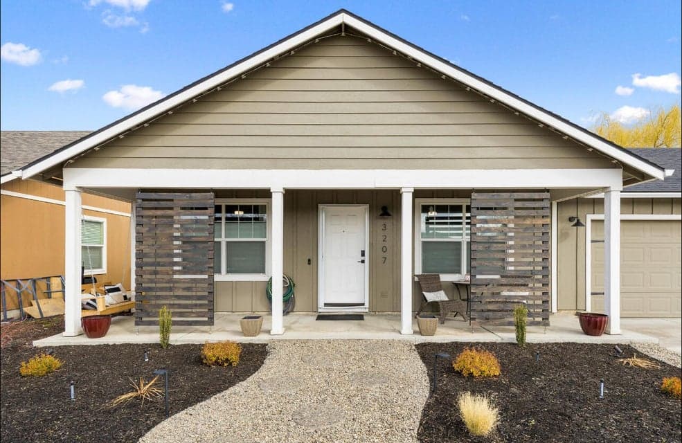Photo of 3207 SW Juniper Avenue 1 of 1