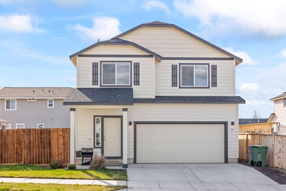 Photo of 755 NE POSEY Court 1 of 1