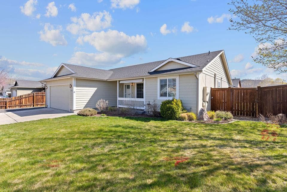 Photo of 2240 NE Timberwolf Loop 1 of 1