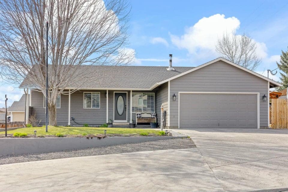 Photo of 2395 NE Tennessee Lane 1 of 1