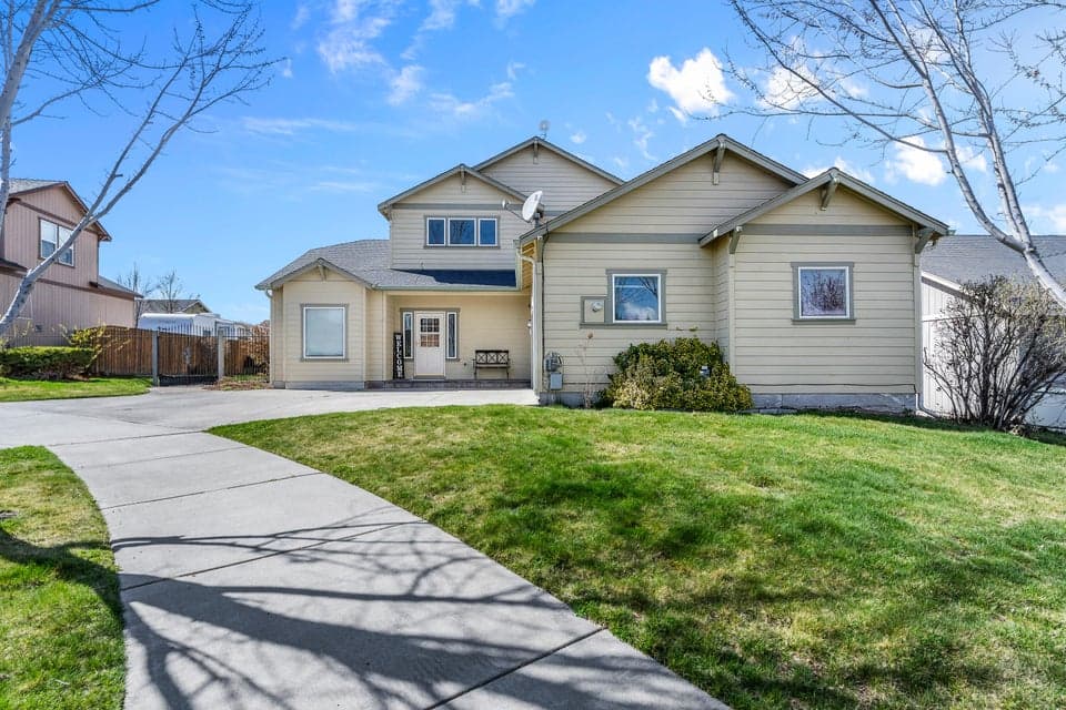 Photo of 418 NE Petal Court 1 of 1
