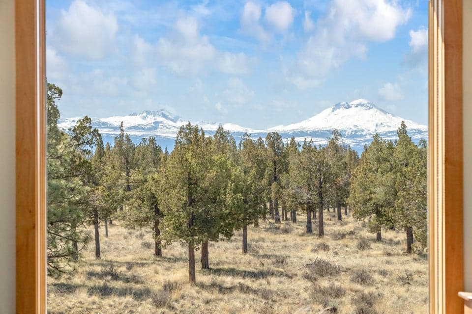 Photo of 17920 Mountain View Road 1 of 1