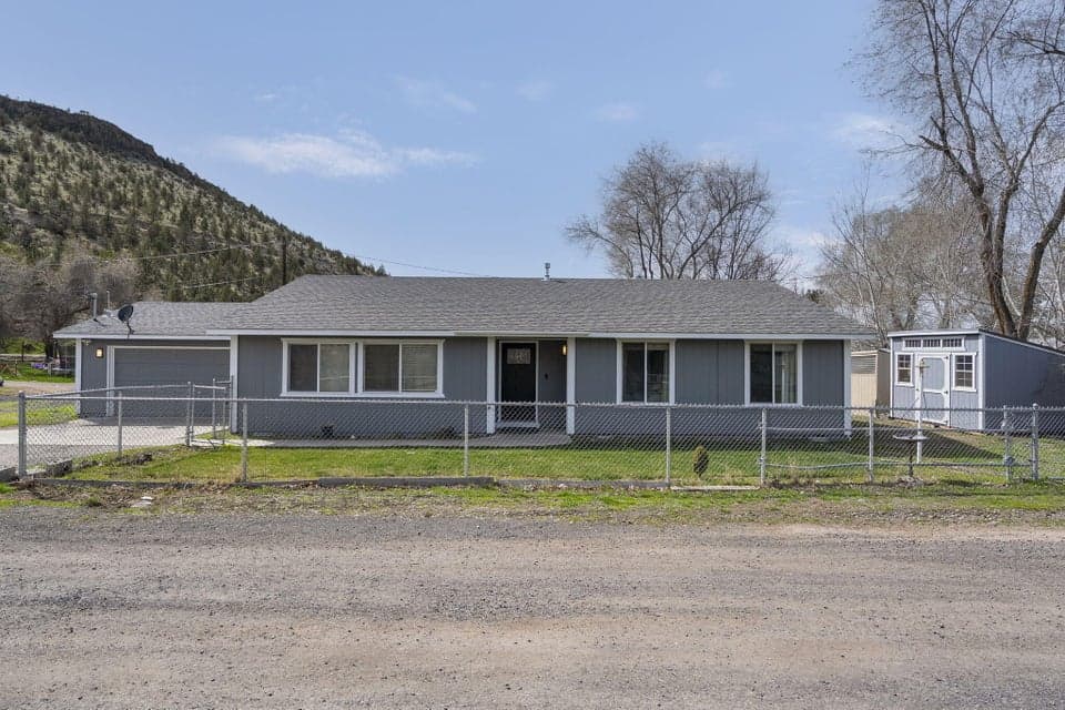 Photo of 1901 SE Paulina Highway 1 of 1