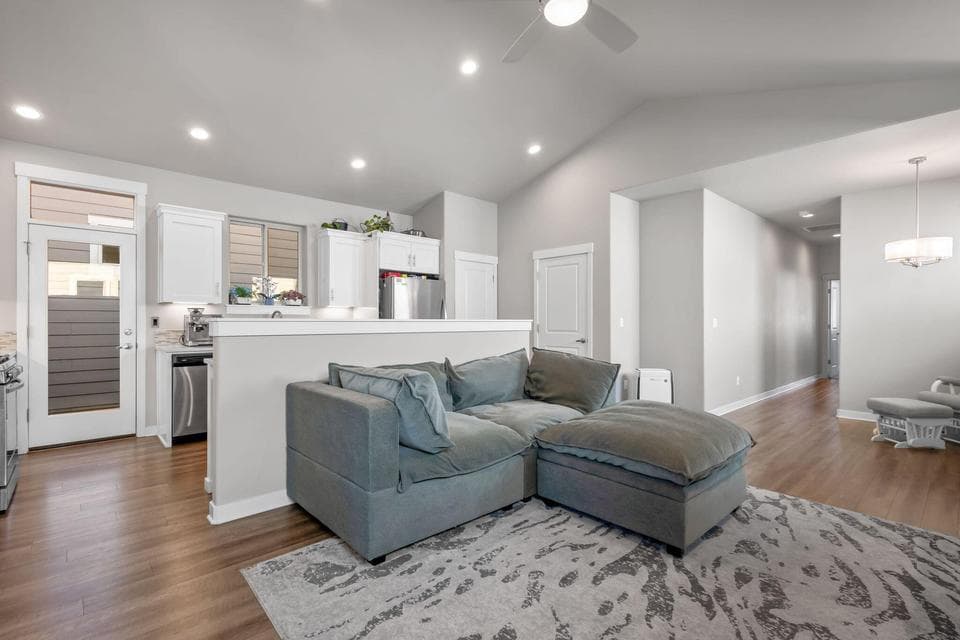 Photo of 1387 NE Barney Street 1 of 1