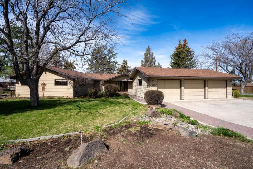 Photo of 1527 SW Canyon Drive 1 of 1