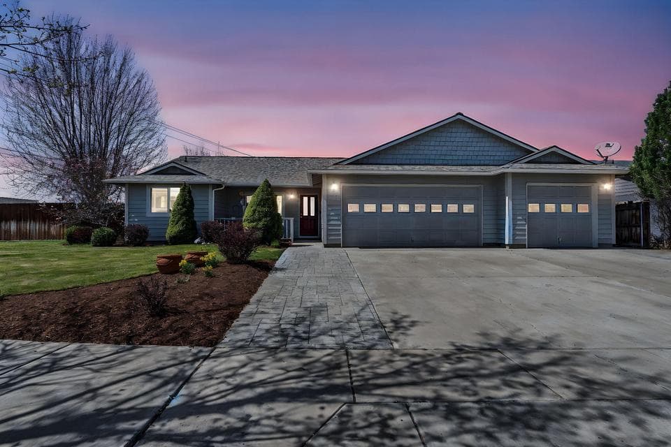Photo of 2051 NE Elk Street 1 of 1