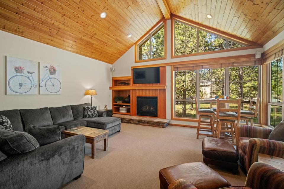 Photo of 57147 Evergreen Loop 1 of 1