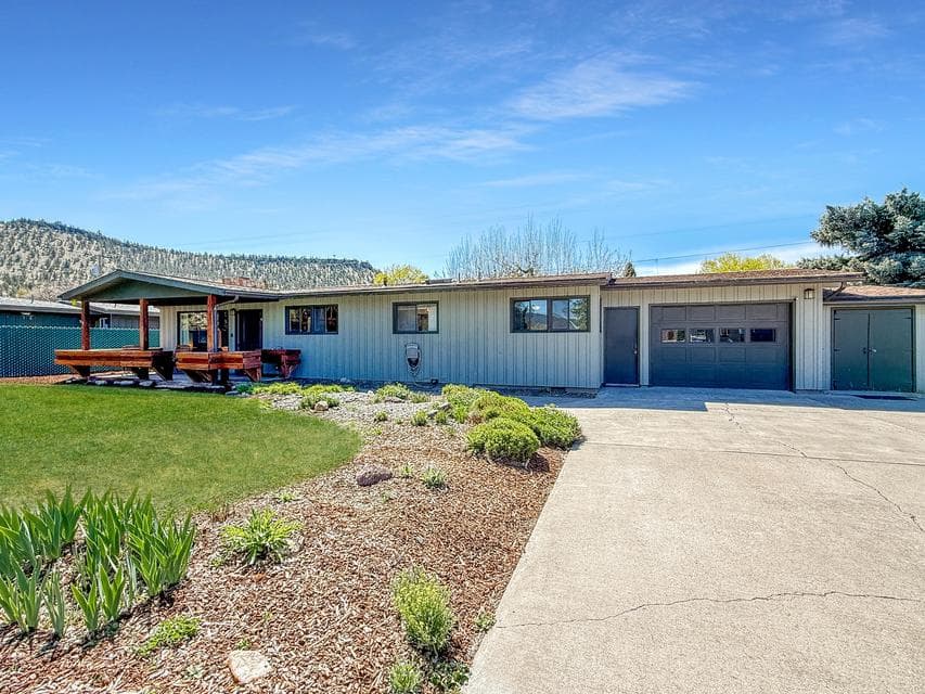 Photo of 131 NE Marmot Lane 1 of 1