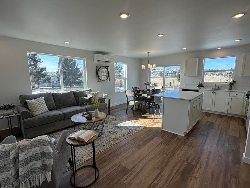 Photo of 713 NE McCampbell Street 1 of 1