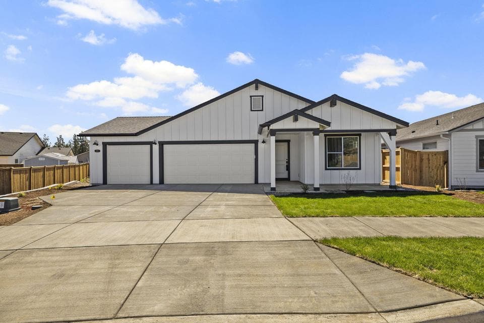 Photo of 1062 NW Walnut Avenue 1 of 1