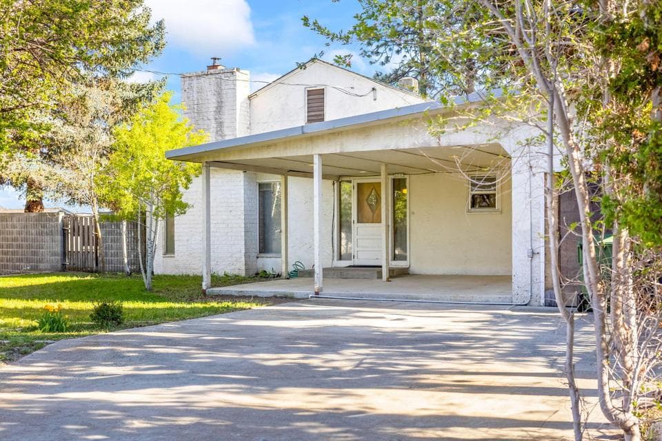 Photo of 337 SE C Street 1 of 1