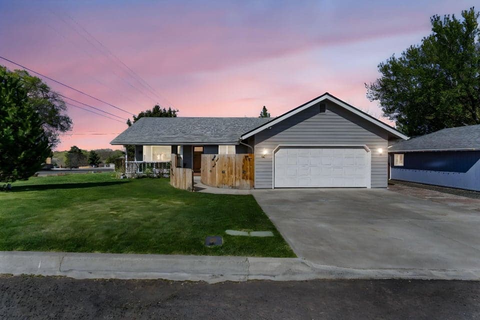 Photo of 14 NE Hillcrest Street 1 of 1