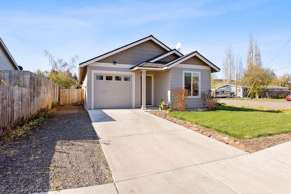 Photo of 902 SE 3rd Street 1 of 1