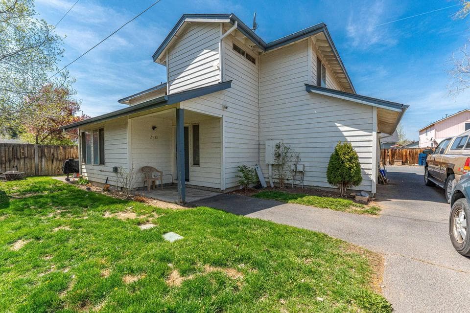 Photo of 2933 SW 23rd Street 1 of 1