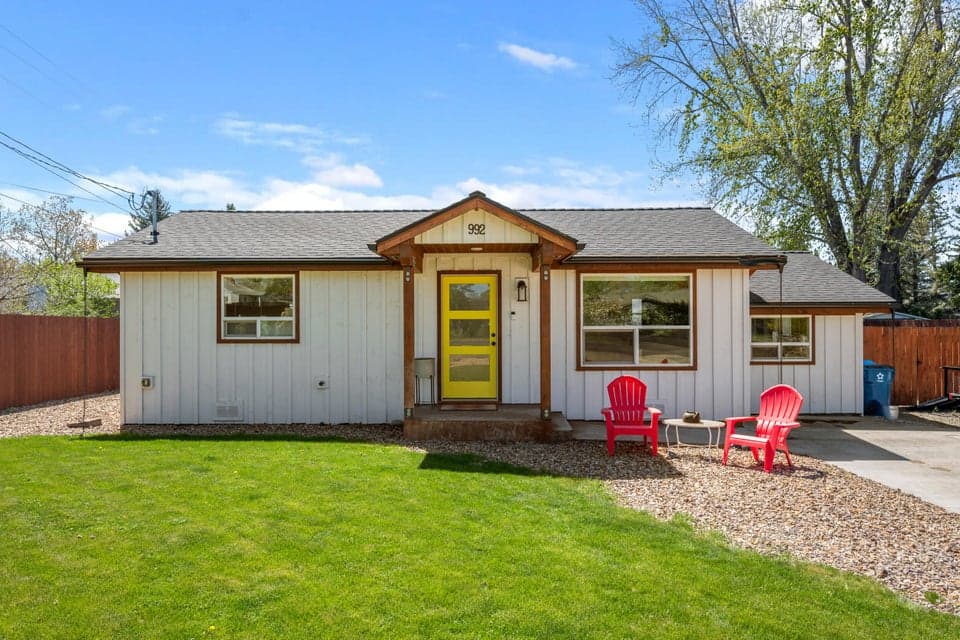 Photo of 992 NE Ochoco Avenue 1 of 1