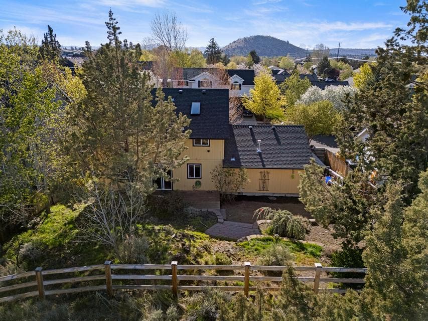 Photo of 828 NE Robin Court 1 of 1