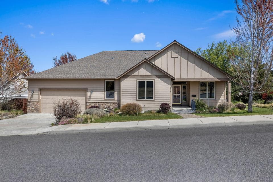 Photo of 2458 SW Forked Horn Butte Road 1 of 1