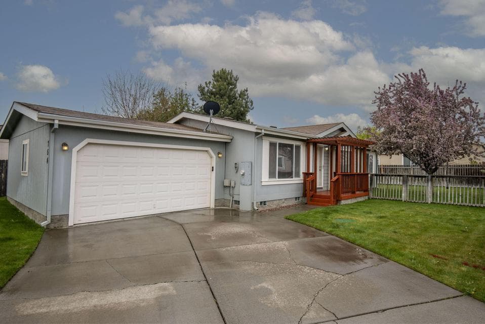 Photo of 754 NE Navaho Court NE 1 of 1