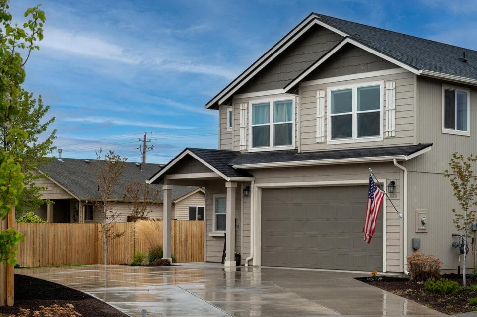 Photo of 968 NW Teak Court 1 of 1