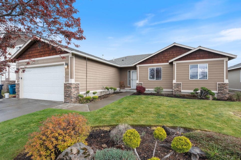 Photo of 2560 NE 5th Street 1 of 1