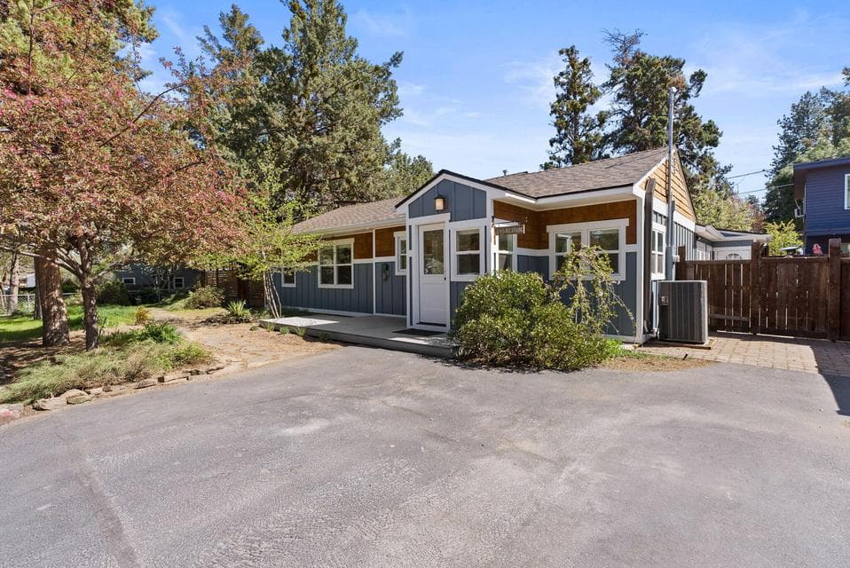Photo of 545 NE Irving Avenue 1 of 1