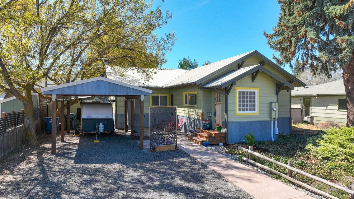 Photo of 124 NW Dogwood Avenue 1 of 1